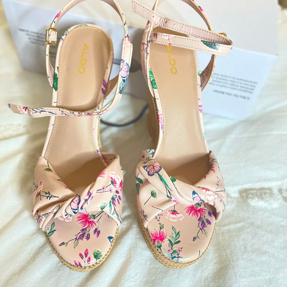 Women Wedge sandal - Wedge heel . New never worn. Size 8.5